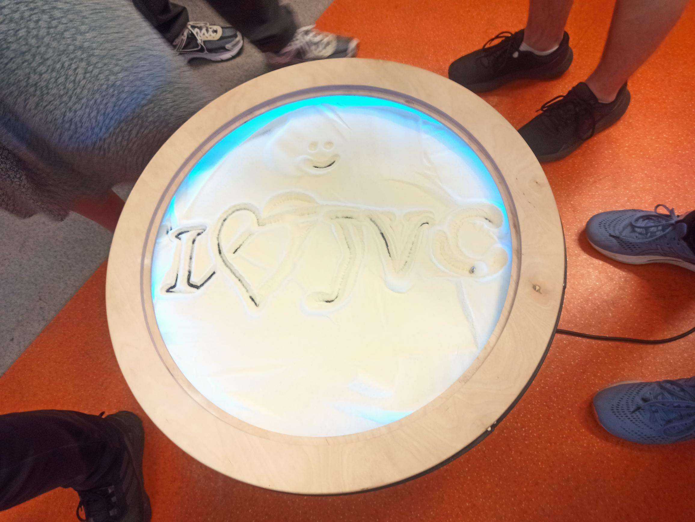 Sand art 'I ♥ JVC'